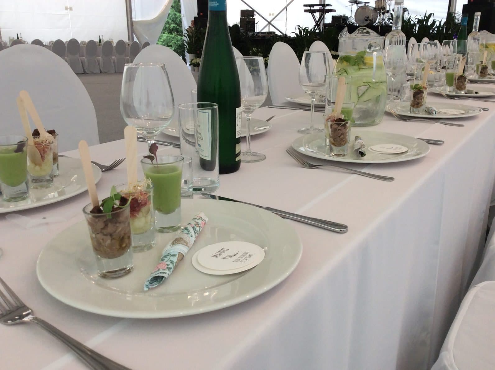 Kaetud pulmalaud cateringiga