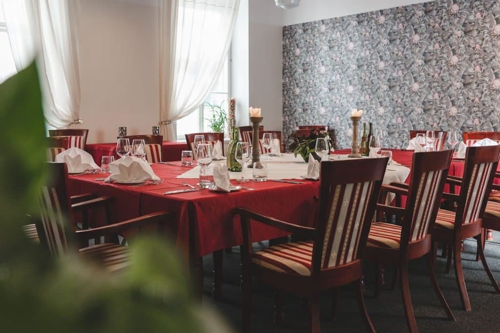 Galeriisaal peoks kaetud