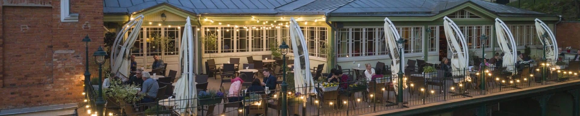 Vilde ja Vine terrass õhtul, tuled ja vaade